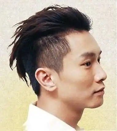 把短发剪成莫西干的样式,既彰显了个性又很有范.