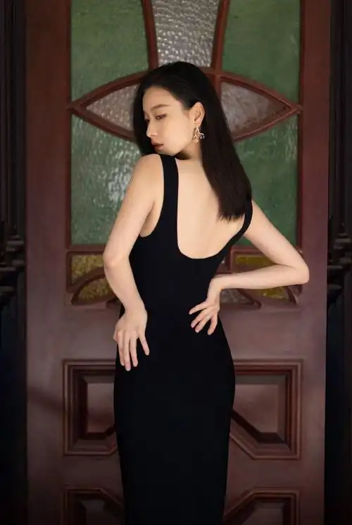 倪妮的直角肩##倪妮黑色鱼尾礼服