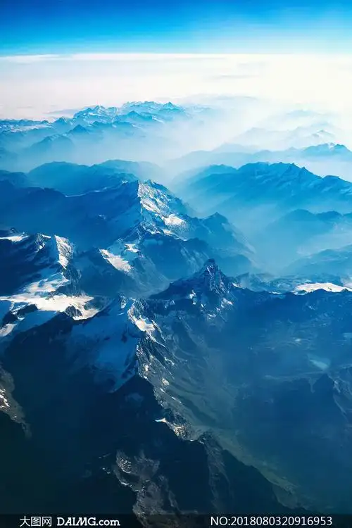 雪山云雾缭绕风光景观摄影高清图片