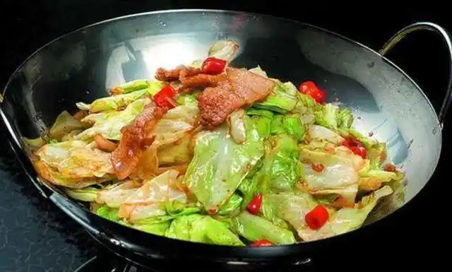 3,做干锅包菜尽量少用酱油.