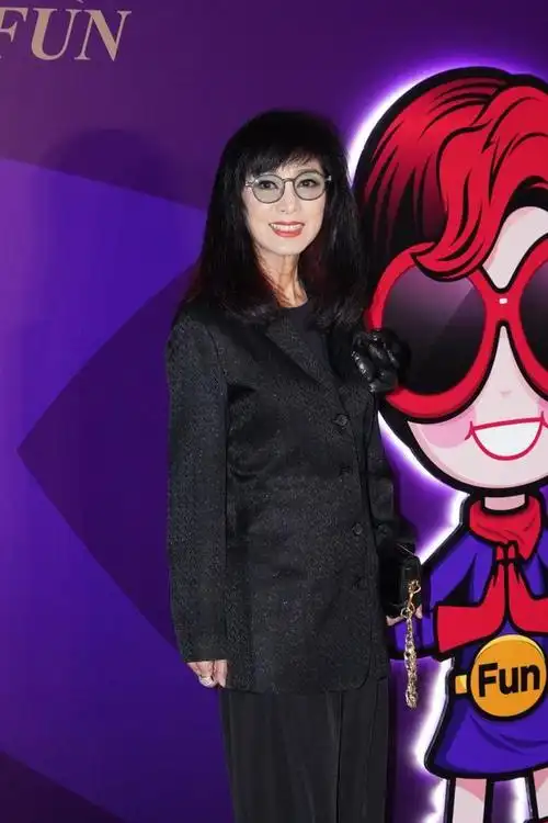 然而,当记者询问他与前妻李靓蕾的离婚官司时,他立即表示需要赶回场内