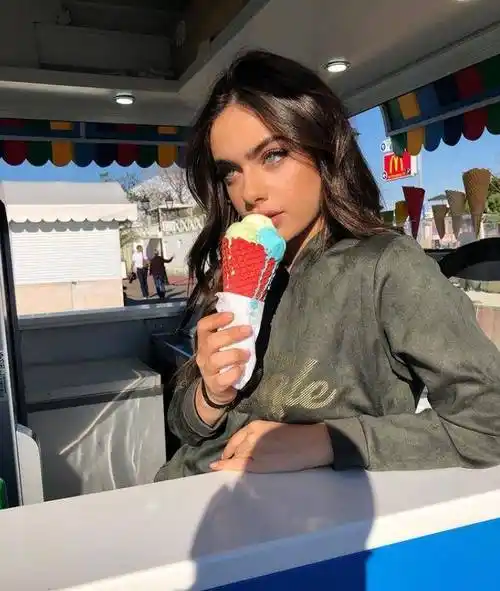 yael shelbia雅尔谢尔比亚偶尔还是会和朋友聚餐派对,因此也是偶尔会