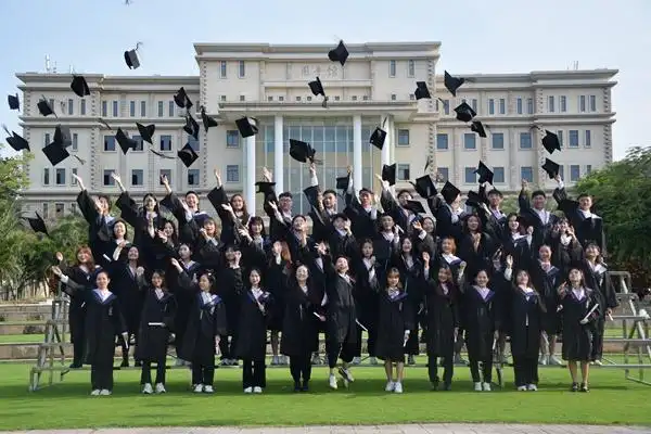 身着学士服心怀远方梦我院2021届毕业生拍摄集体毕业照