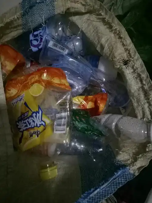 弟弟好像喜欢上了捡瓶子哈哈哈