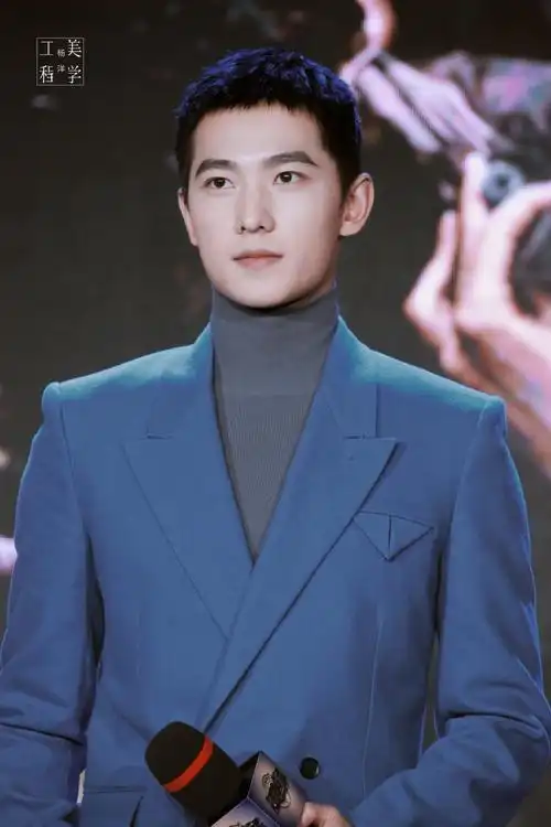 杨洋超话#杨洋急先锋#今日,@杨洋身着蓝色西装出席电影《急先锋》发布