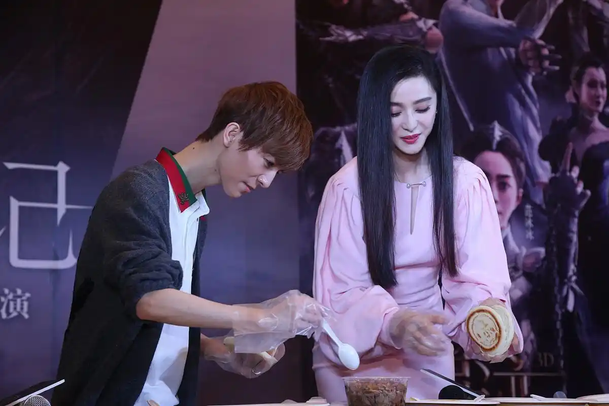 关晓彤范丞丞新剧吻戏