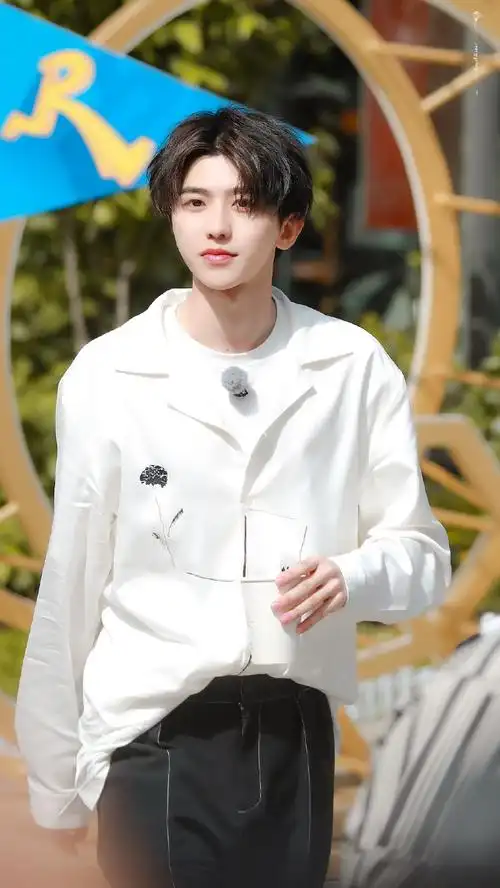 奔跑吧蔡徐坤##蔡徐坤白衬衫外套