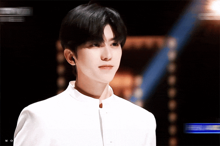 温暖歌声唱响新春 蔡徐坤演绎交响乐版《山河无恙在我胸》