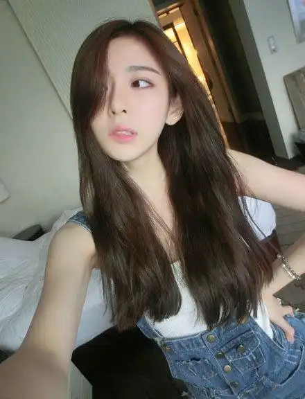 吊带滑落的白皙雪乳翘臀美女少妇大胆亚洲人体艺术图片