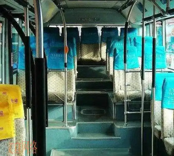 喜欢公交车最后一排正中央的位置,很有王者气度.