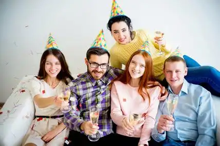 在家里的生日聚会照片