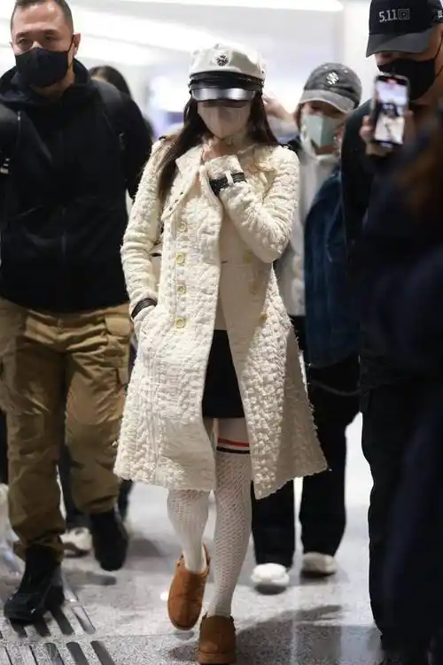 街拍:张韶涵白色大衣 小腿袜活泼可爱_成都_四川_机场