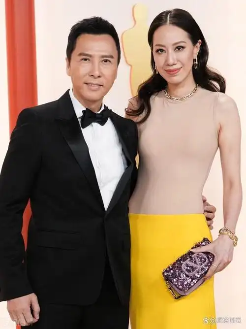 甄子丹小17岁娇妻汪诗诗,穿无痕背心秀身材,181cm的身高太醒目