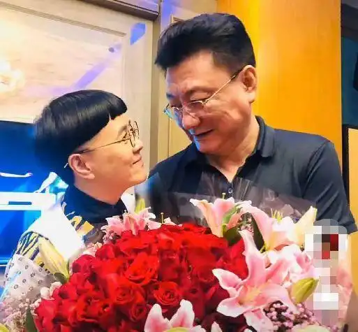 金龟子王宁30年珍珠婚罕见秀合影幸福宣称创造了自己的般配