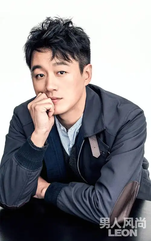 近日,佟大为受邀为时尚男刊拍摄的12月封面曝光.