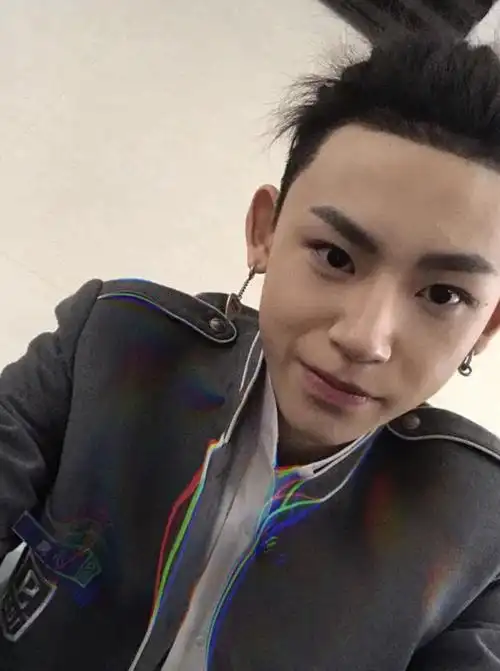 我家小鬼在别人的自拍里好好看啊