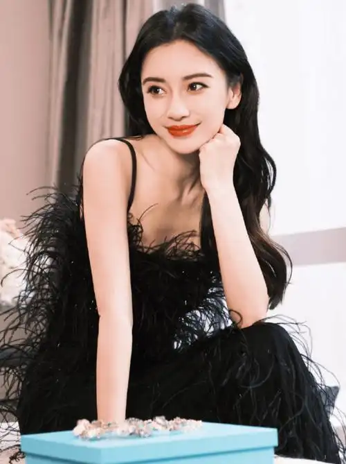 没了流量的加持,被观众忘记也是迟早的事儿.要是当年杨颖在事业最火的