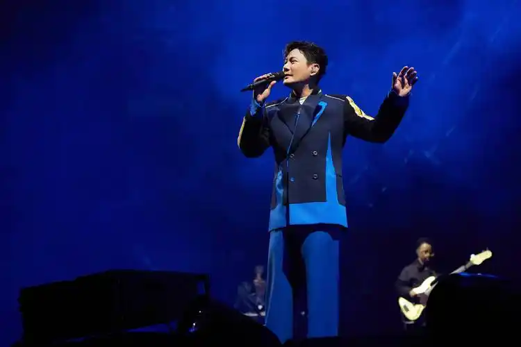 张信哲未来式2.0温州开唱,《雨后》新装好应景_歌迷_演唱会_音乐