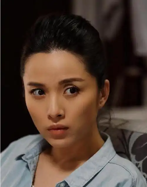 照片中,李佳和靳东牵着两个儿子走在绿化道上,一家四口穿着简单休闲