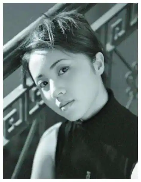 孙莉年轻时一看就是单纯知性优雅的小女孩!