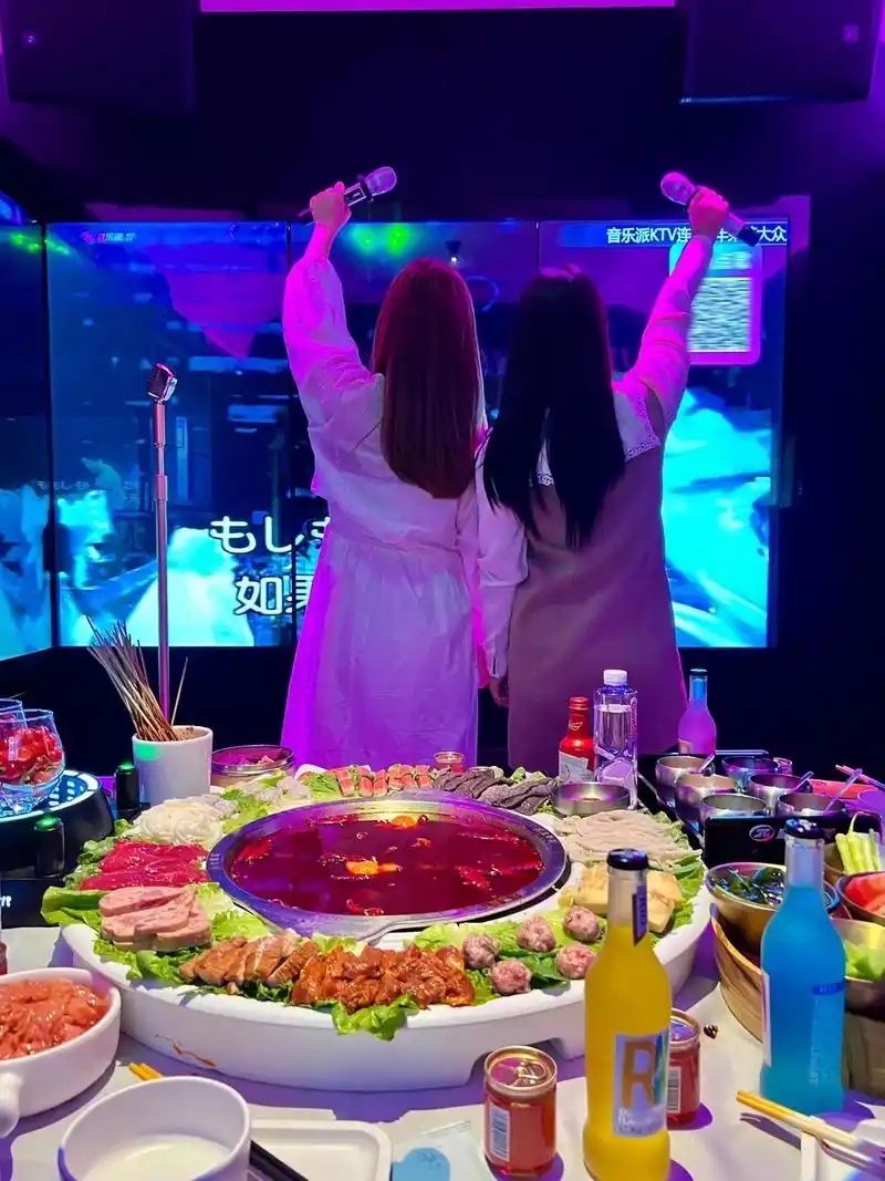 在ktv边唱歌边吃火锅的快乐谁懂.成都人真的太懂享受 - 抖音