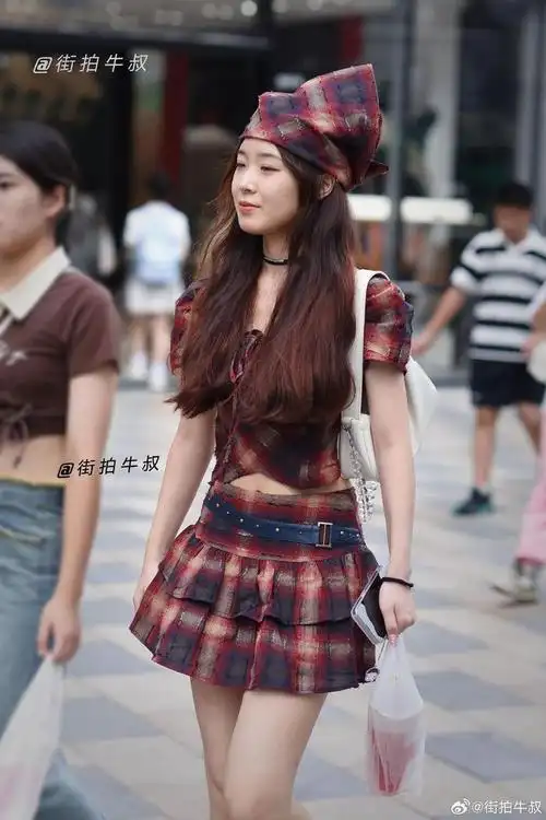 学院风少女穿着漂亮的蛋糕裙套装出街