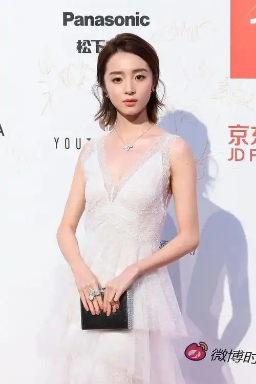 胡冰卿穿蛋糕裙妩媚与优雅相结合展现女性的优雅与性感