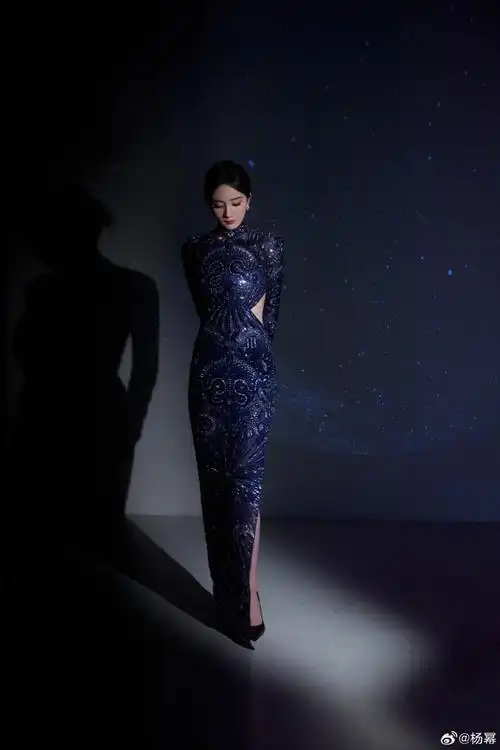 杨幂蓝色星空旗袍##杨幂金色龙骨