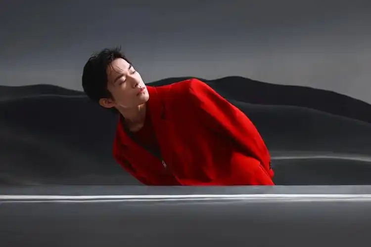 易烊千玺红色西装帅气写真1280x960分辨率查看