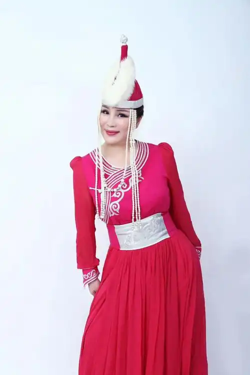 著名军旅歌唱家【乌兰托娅】