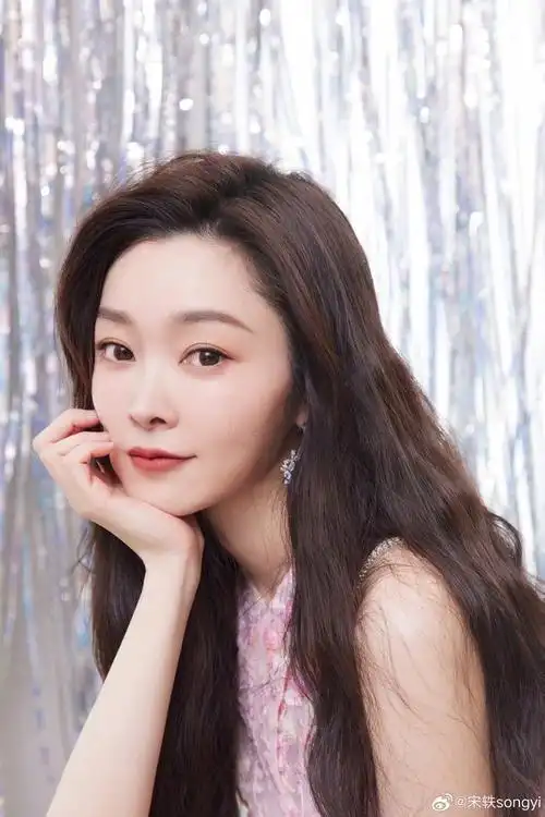 宋轶发布生日照,身穿粉色绣花挂脖连衣裙,笑容甜美迷人……__财经头条