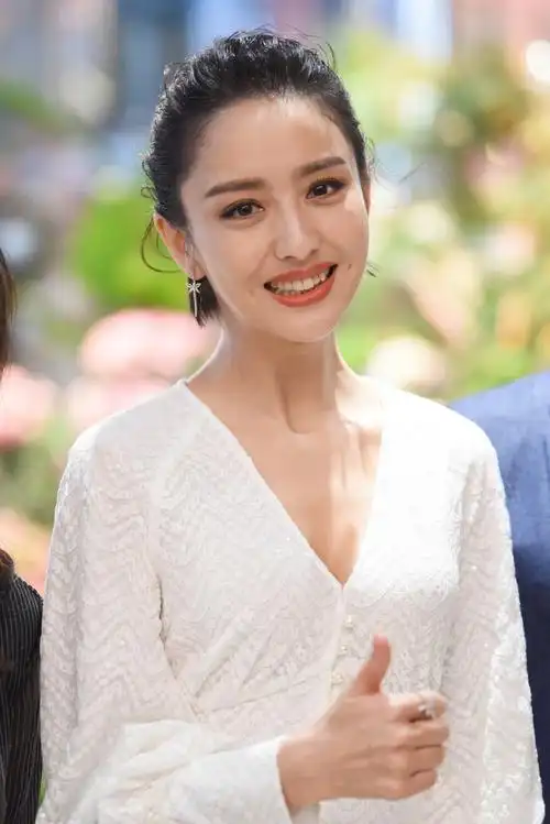 佟丽娅,笑起来的酒窝真迷人