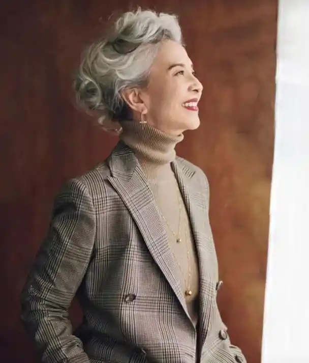 女人到了花甲之年,尝试这些"白发造型"才高级,比染发洋气多了