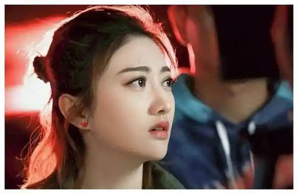 35岁景甜"下车照"引热议,360度无死角生图,暴露真实身材!