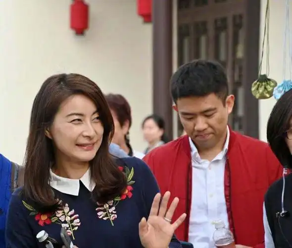 豪门生活平民化,郭晶晶霍启刚专挑平价餐厅吃饭,房子已失修漏雨