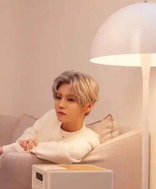 鹿晗最新策划代言来了,银色的头发配上好看的配饰,真是太养眼了_表演