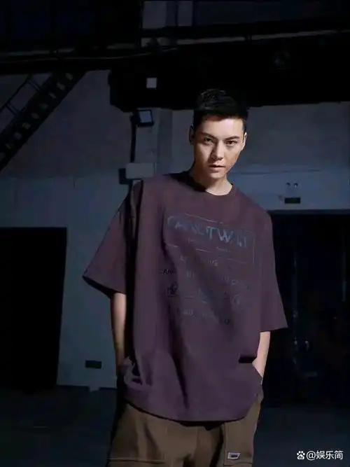 陈伟霆运动风照片曝光深棕短袖与白t切换自如潮酷有型引热议