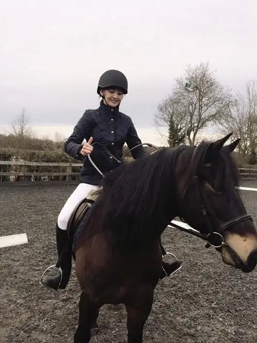 《花少》郑爽骑马照曝光 笑容灿烂被赞阳光般温暖