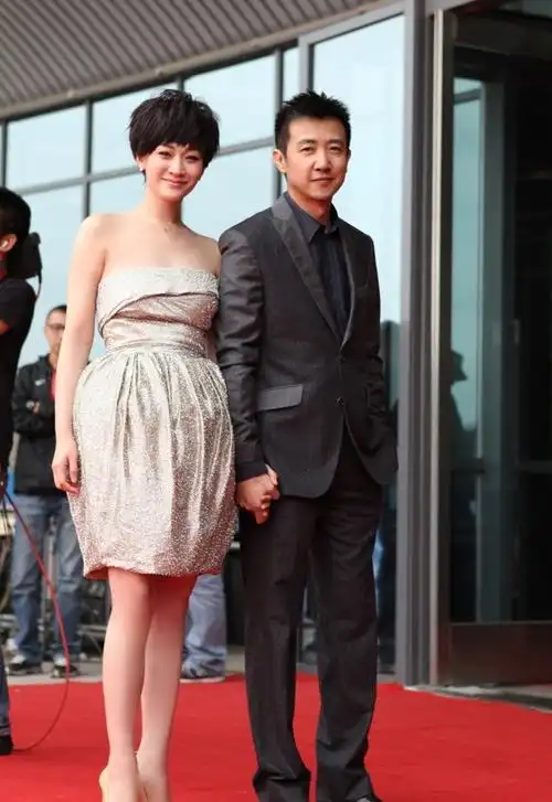 李小冉与鄢颇首次携手亮相红毯