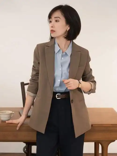 "西装外套 牛仔裤"这样穿,内搭衬衫简约又洋气,很适合小个子