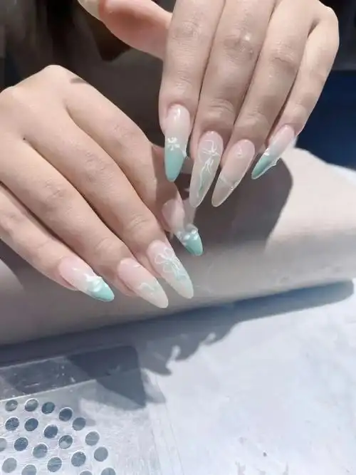 薄荷色夏天美甲
