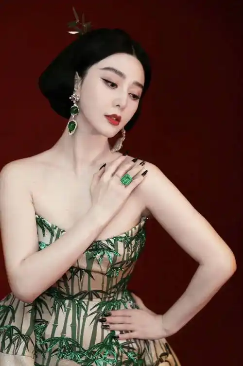 戛纳红毯上,范冰冰身着虎装下山,这个排版太漂亮了_裙摆_老虎_中国