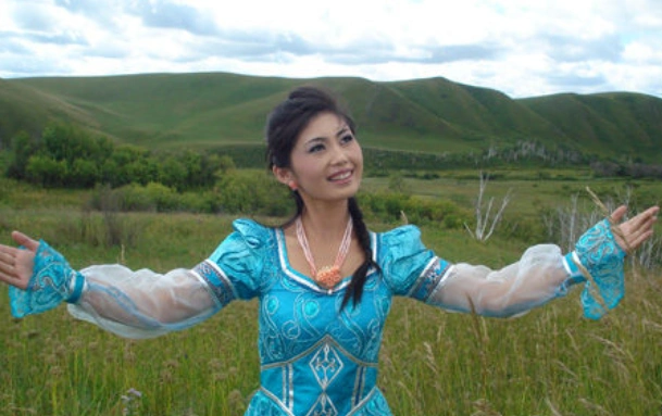 伊妮,出生于内蒙古,歌手,美丽的科尔沁草原养育了伊妮草原儿女特有的