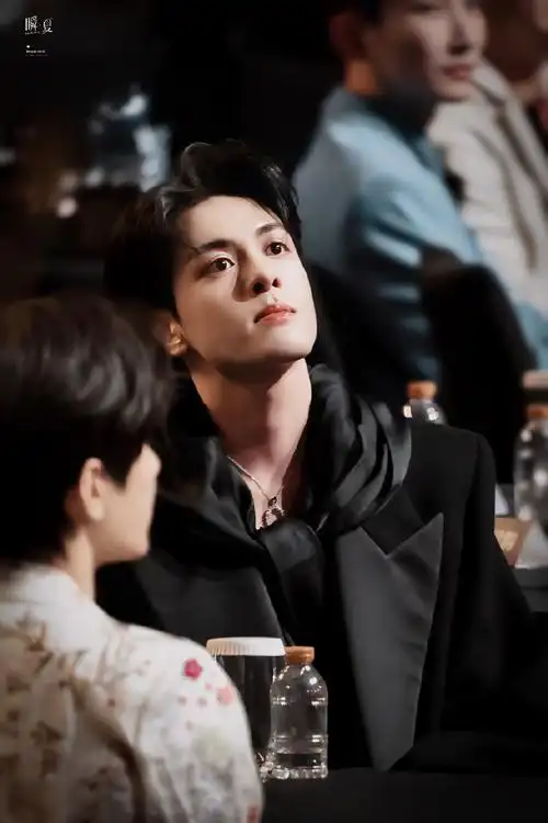 曾舜晞超话/#尖叫之夜星推官曾舜晞#我们喜欢的人 安静坐在那里就很好