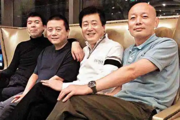 后来王朔沉寂,他的小弟冯小刚崛起,顺带着王中磊和王中军兄弟也崛起