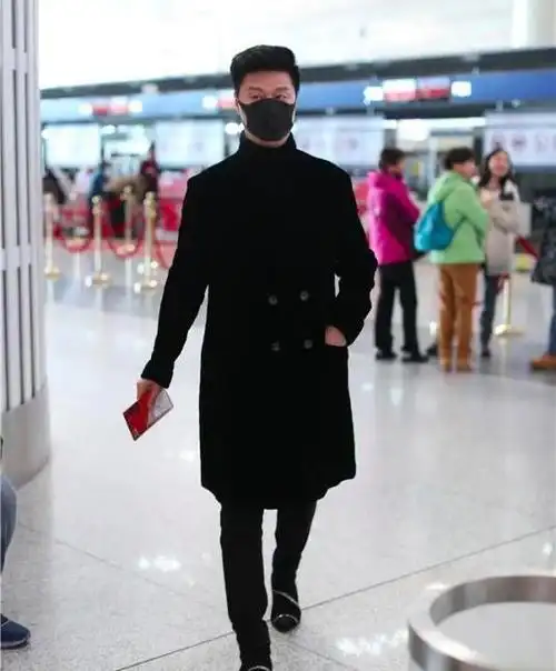 在最近这几天,范冰冰的爸爸范涛被网友们拍到现身在北京机场,一身全黑