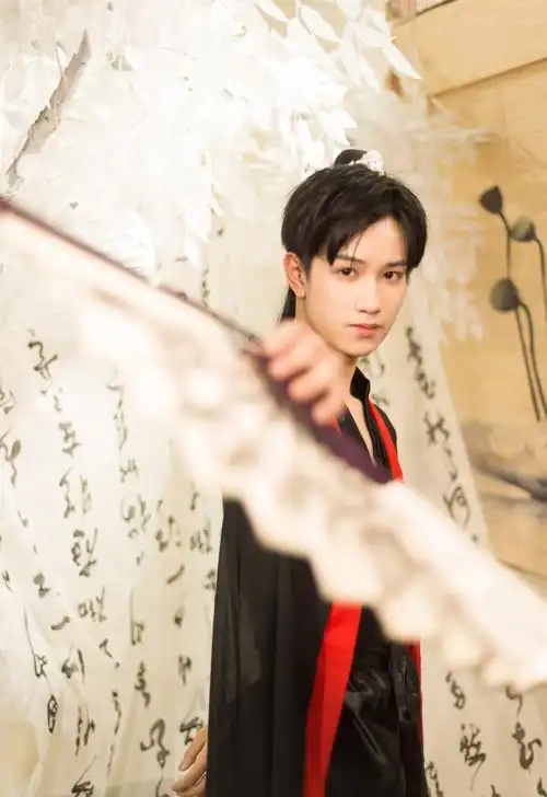 tf家族敖子逸古风帅气写真图片38