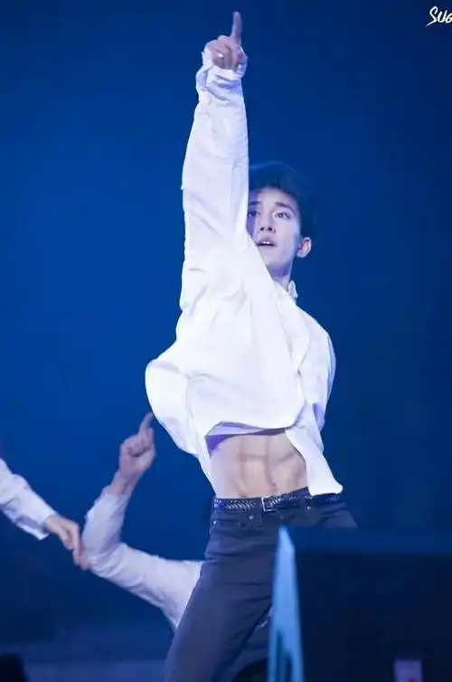 身为tfboys最小的易烊千玺,他的身材也是有目共睹的,易烊千玺喜欢跳