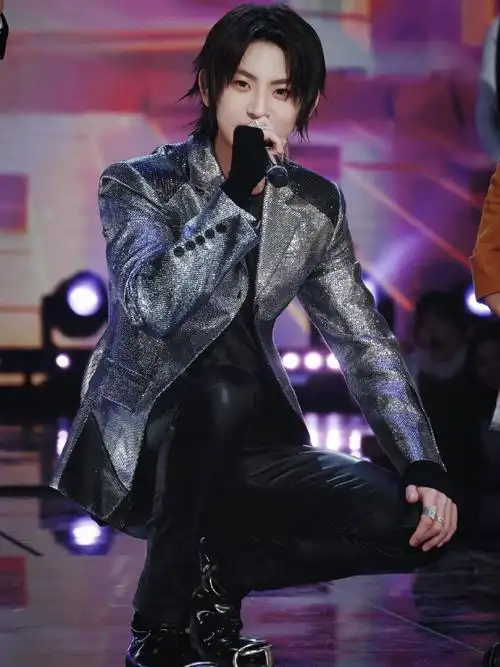 王琳凯raining舞台被伞整懵了##王琳凯俯卧撑腾空拍手