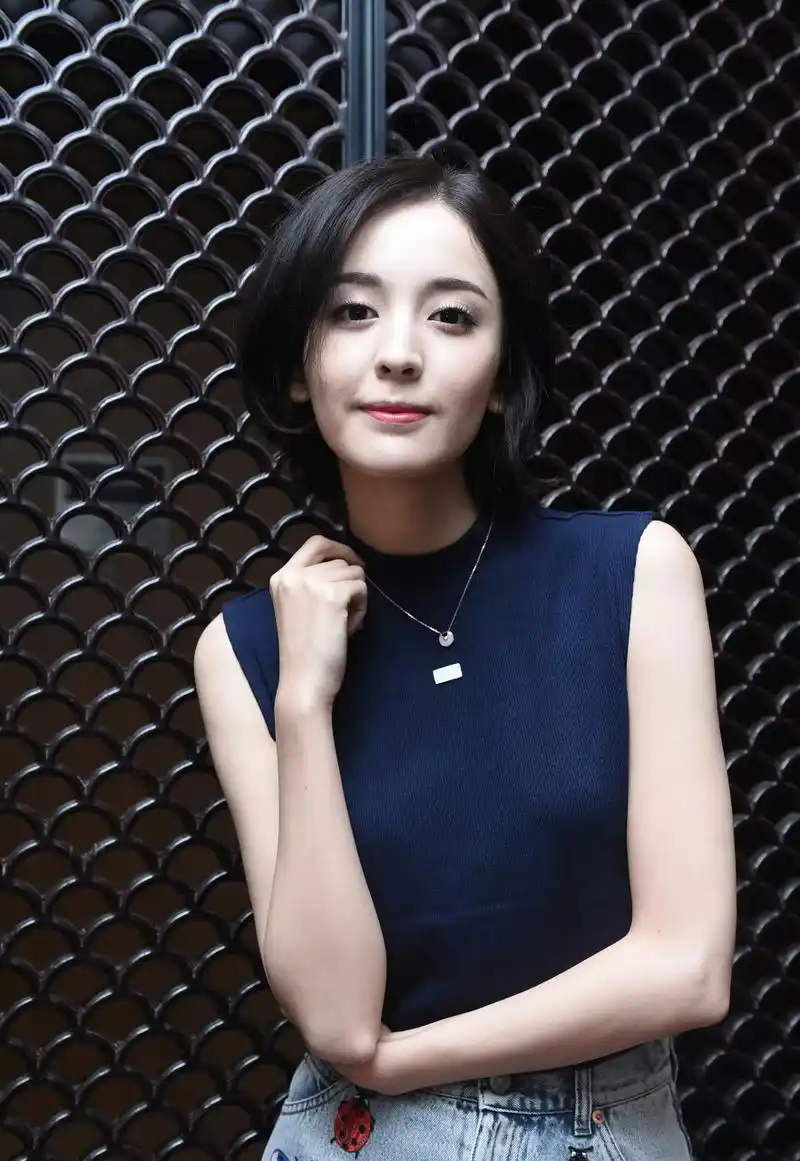 古力娜扎,黑色无袖上衣搭配牛仔短裙,短发干练迷人!